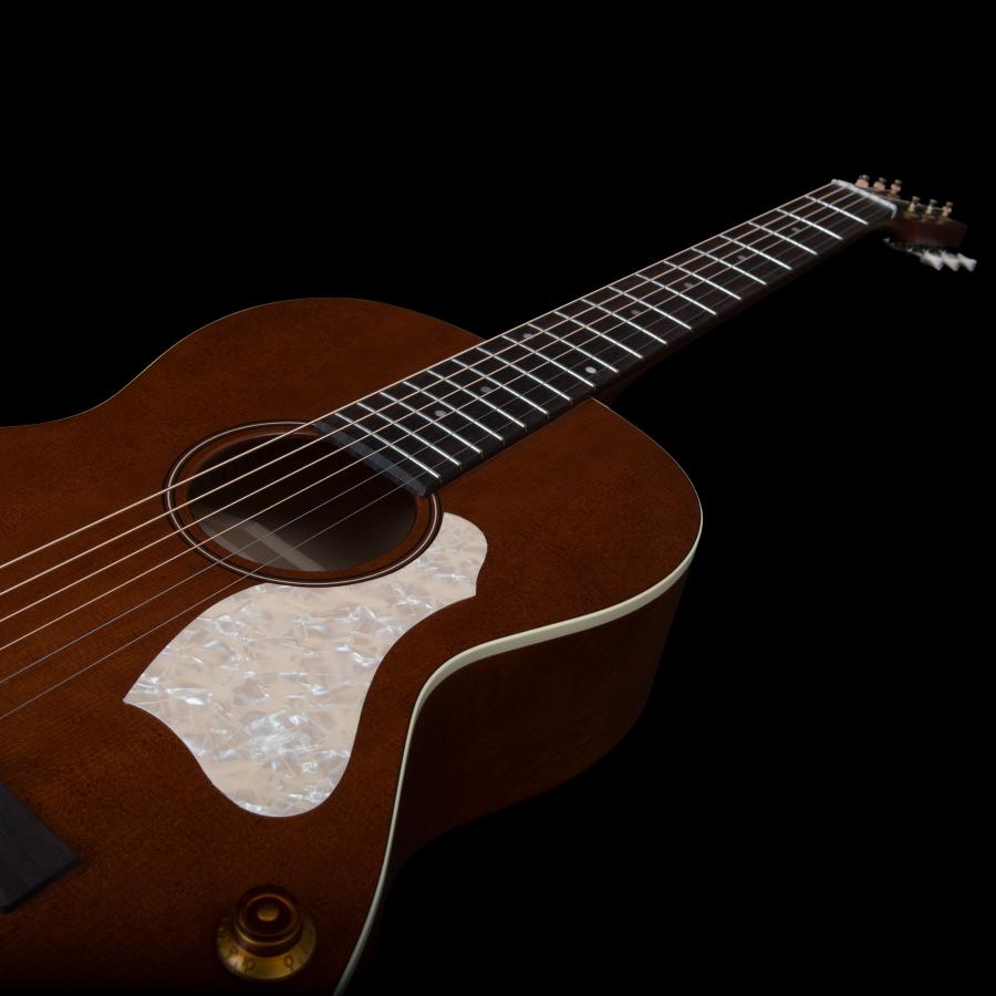 ART AND LUTHERIE Chitarra Acustica Roadhouse Havana Brown
